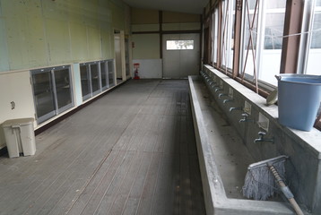 日本の小学校、少子化により閉鎖された小学校、使われなくなった給食室と手洗い場、