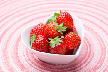 ハートの器に小粒のイチゴ