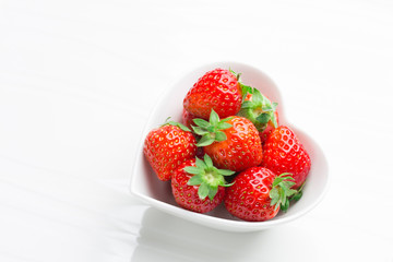 ハートの器に小粒のイチゴ