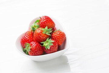 ハートの器に小粒のイチゴ