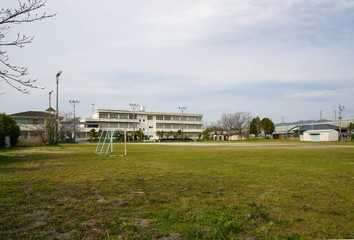 日本の小学校、閉鎖された小学校、少子化により閉鎖された小学校校舎と運動場、