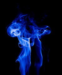Obraz premium Blue smoke on black background