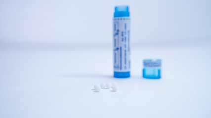 Tube et granulés homéopathiques en macro