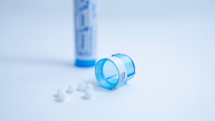 Tube et granulés homéopathiques en macro