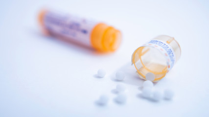 Tube et granulés homéopathiques en macro