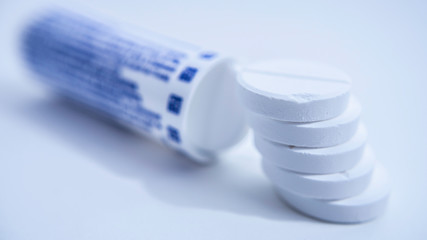 Tube et comprimés d'aspirine en gros plan