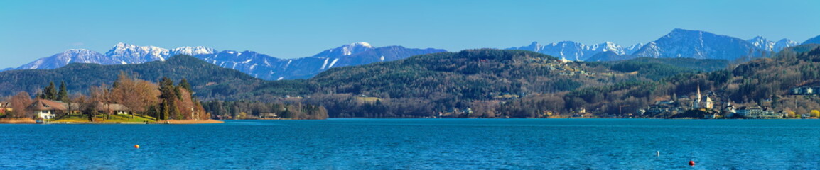 W&ouml;rthersee Panorama S&uuml;dufer mit Maria W&ouml;rth / K&auml;rnten / &Ouml;sterreich