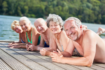 Senioren genießen die Sonne am Badesee