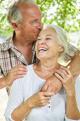 Senior Mann küsst seine lachende Ehefrau