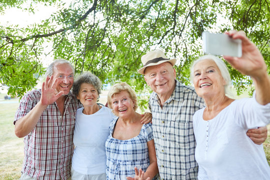 Gruppe Senioren als Freunde machen ein Selfie