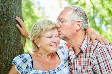 Verliebter Senior gibt Freundin einen Kuss
