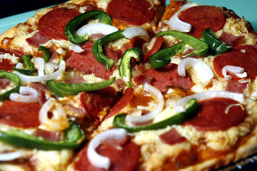 Ham, pepperoni, cheese with green bell pepper pizza