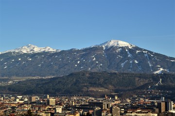 Stadt und Gebirge
