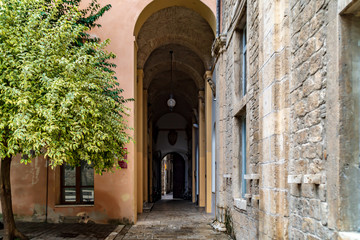 Fototapeta na wymiar Archi interno palazzo arengo