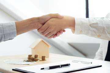 Fototapeta na wymiar real estate agent shaking hands with client about property contract.