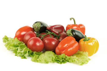 Fototapeta na wymiar bell pepper,eggplant on lettuce leaves isolated on white