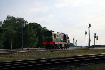 Obraz premium lokomotywa na stacji kolejowej