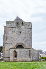 Fototapeta na wymiar Saint Guénolé. La Tour Carrée, vestige d'une ancienne église. Finistère, Bretagne