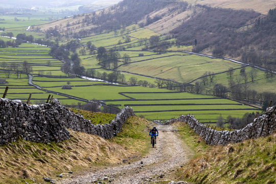 Mountain bike, Kettlewell, Yorkshire Dales