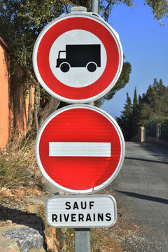 Panneaux interdit aux poids lourds, sens interdit sauf riverains