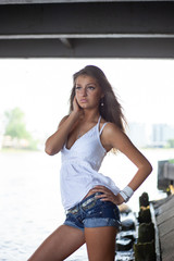 Obraz premium Beautiful brunette girl posing outdoor at the park