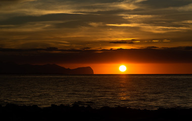 Obraz premium Golden sunset over Mediterranean sea in Sicily, Italy