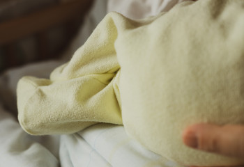 Beine eines Säuglings im Strampler