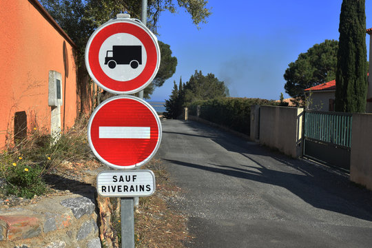 Panneaux interdit aux poids lourds, sens interdit sauf riverains