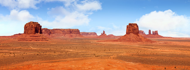 Fototapeta na wymiar A panorama of Monument Valley