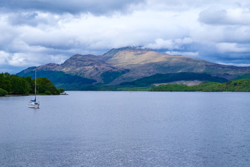 Loch Lomond in den schottischen Highlands