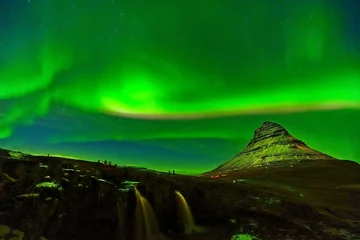 Cercles muraux Kirkjufell View of the northern light at night at Kirkjufell Mountain in Iceland.