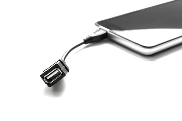 Adapter OTG USB - Micro USB connected to a smartphone on a white background.
