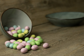 Speckled chocolate easter eggs in a ceramic bowl.