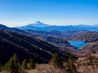 大菩薩峠から望む富士山と大菩薩湖