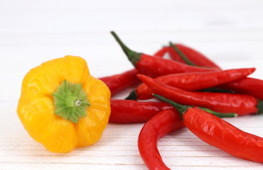 äußerst scharf - die beiden Chilisorten Rawit und Habanero auf weißem Grund