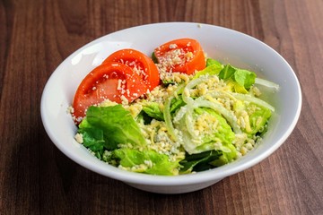 Ensalada mixta con tomate y cebolla