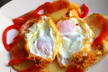 Huevos fritos con patatas
