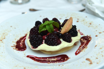 dolce di pasta sfrolla con crema e more fresche