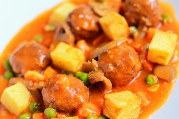 Albondigas con patatas guisadas