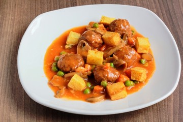 Albondigas con patatas guisadas