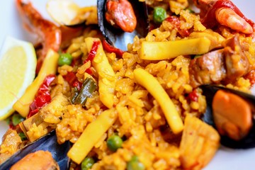 Paella valenciana mixta marisco y verduras