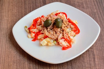 Ensalada campera atún,pimiento, patatas y aceitunas