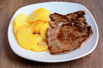 Filete de ternera a la plancha con patatas