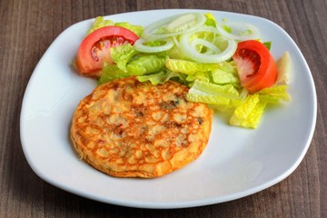 Tortilla de patatas con ensalada