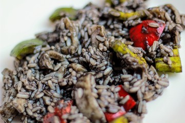 Arroz negro con verduras