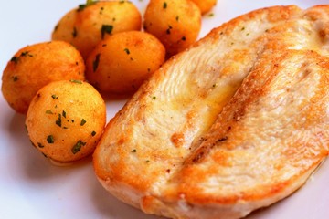 Filete de pollo con patatas asadas