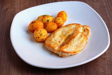 Filete de pollo con patatas asadas