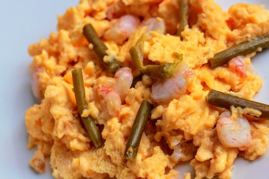 Revuelto de esparragos con gambas