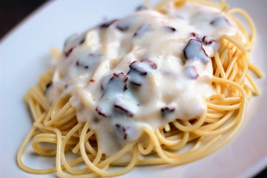 Espaguetis con nata carbonara