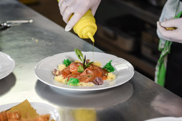 piatti a base di pesce serviti in un ristorante